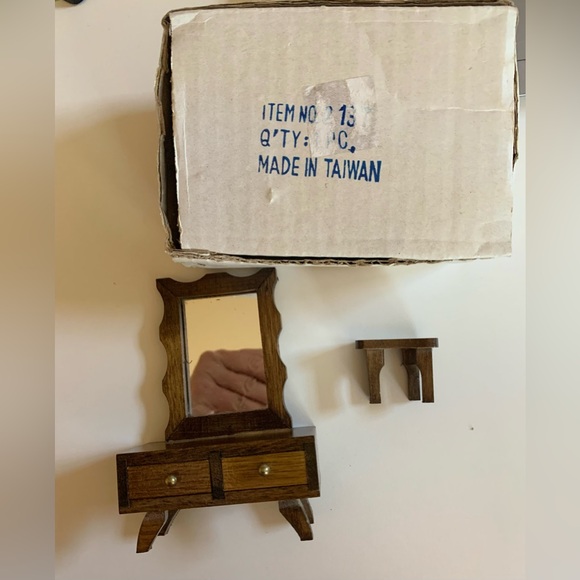 Vintage Dollhouse Bedroom 3 pieces, Bed, Vanity, Blanket Chest. - Picture 13 of 13